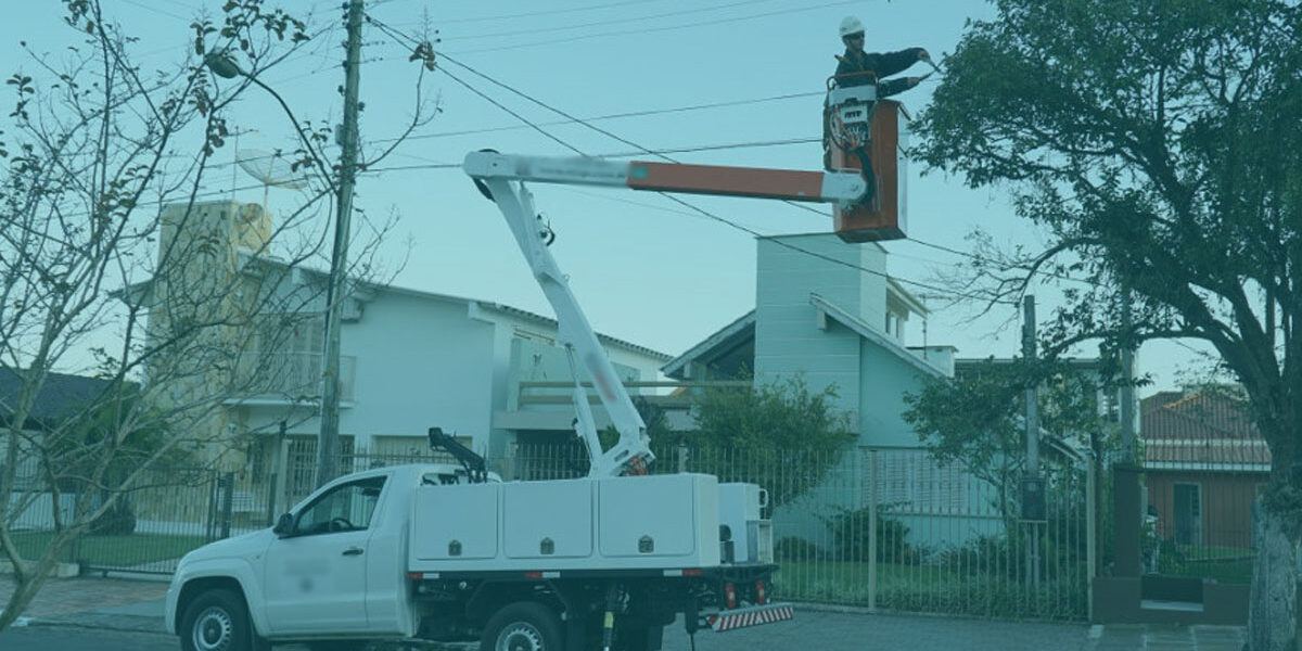 ensaio elétrico em cesta aérea isolada