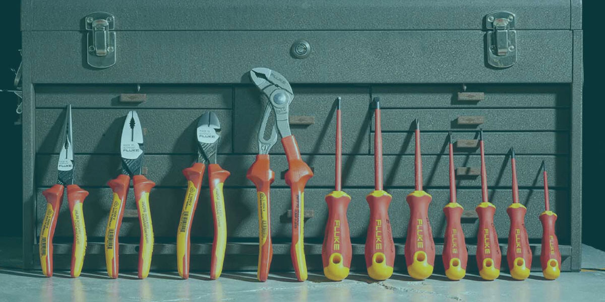 Ensaio elétrico em ferramentas isoladas